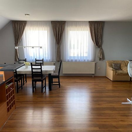 Spacious Apartment In Town Centre Nove Zamky Luaran gambar