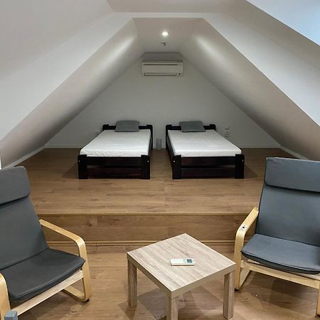 Spacious Apartment In Town Centre Nove Zamky Luaran gambar
