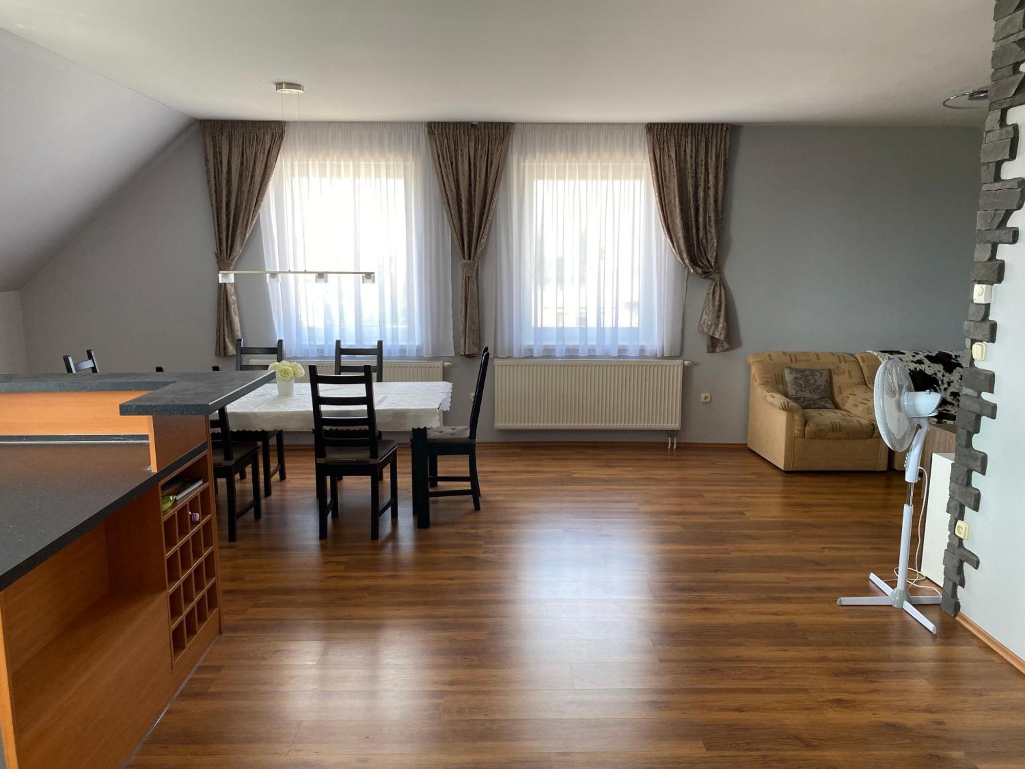 Spacious Apartment In Town Centre Nove Zamky Luaran gambar