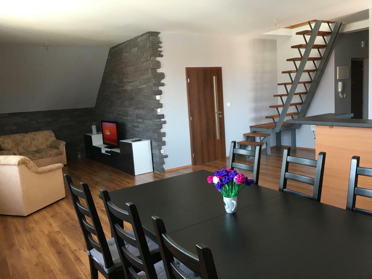 Spacious Apartment In Town Centre Nove Zamky Luaran gambar
